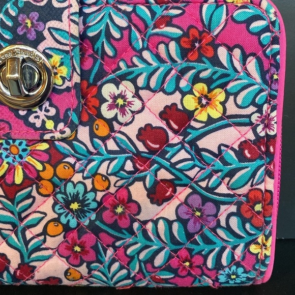 Vera Bradley Turn Lock Purse Wallet Pink Aqua Floral 7 x 5 - Picture 3 of 8